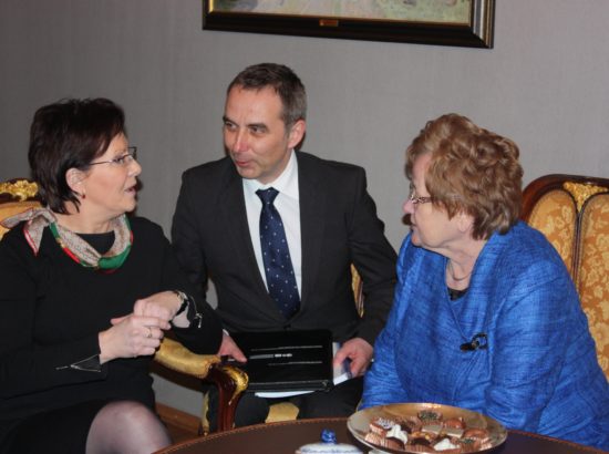 Poola Vabariigi Sejmi esimees Ewa Kopacz teeb sissekande külalisteraamatusse